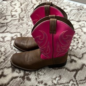 Ariat size kids 6/ women’s 8 square toe boots